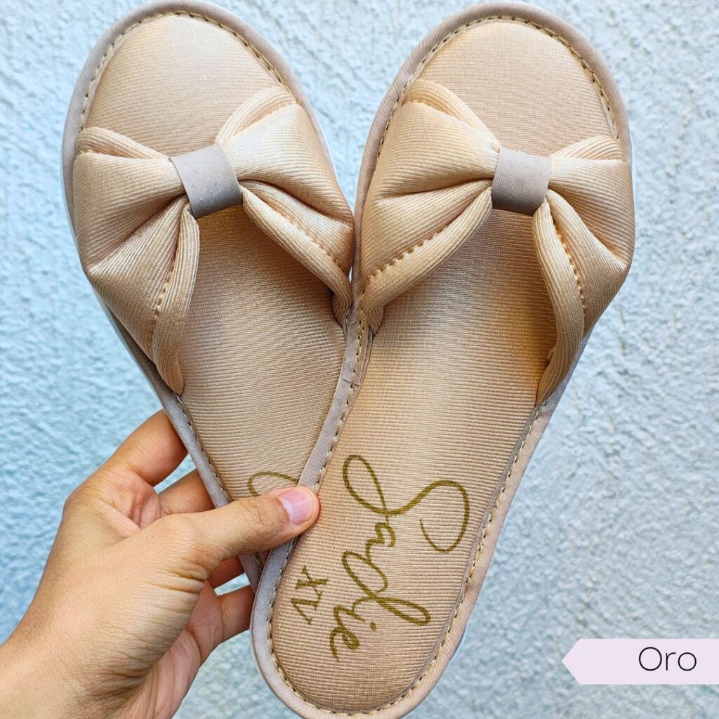 Pantuflas modelos mariposa color oro.