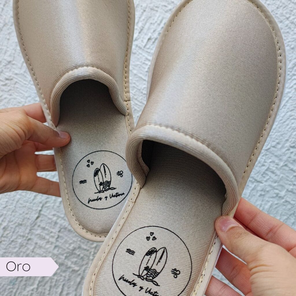 Pantuflas modelo tradicional marca Babuflas color oro