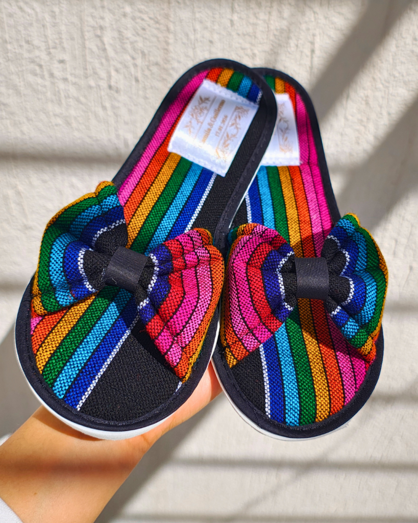 Pantuflas modelo mexicana mariposa en tela de rebozo de varios colores.